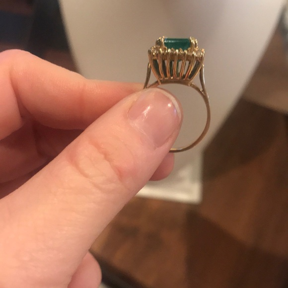 Gorgeous Emerald Ring with Diamonds - Picture 4 of 8